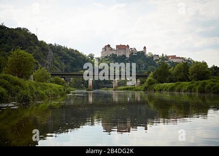 Bavière, Swabia, rivière, Wörnitz, pont ferroviaire donnant sur le château de Harburg Banque D'Images