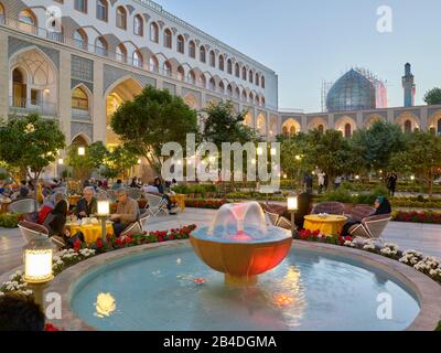 La cour du luxueux hôtel Abbasi avec jardin et maison de thé dans la ville iranienne d'Ispahan, prise le 25 avril 2017. | utilisation dans le monde entier Banque D'Images