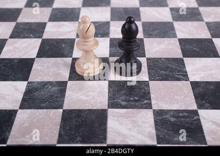 crevettes en bois noir et blanc sur chessboard Banque D'Images