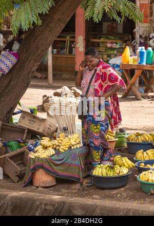 Tanzanie, nord de la Tanzanie à la fin de la saison des pluies en mai, Serengeti National Park, Ngorongoro Crater, Tarangire, Arusha et le lac Manyara, Mamai femme qui vend des bananes sur la route Banque D'Images