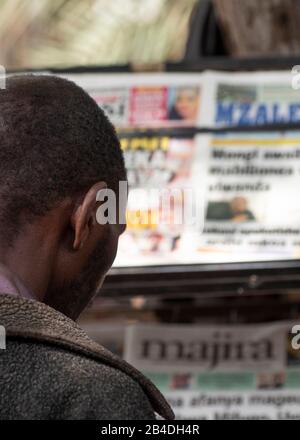 Tanzanie, nord de la Tanzanie à la fin de la saison des pluies en mai, Serengeti National Park, Ngorongoro Crater, Tarangire, Arusha et le lac Manyara, Maasai man à la boutique de journaux Banque D'Images