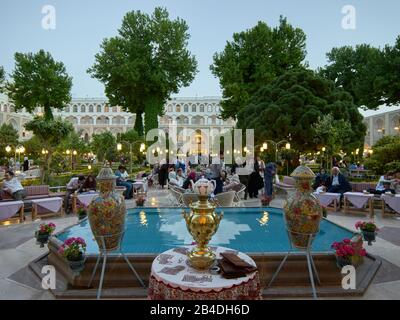 La cour du luxueux hôtel Abbasi avec jardin et maison de thé dans la ville iranienne d'Ispahan, prise le 25 avril 2017. | utilisation dans le monde entier Banque D'Images