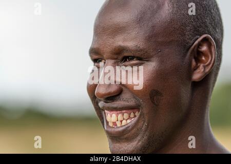 Tanzanie, nord de la Tanzanie à la fin de la saison des pluies en mai, Serengeti National Park, Ngorongoro Crater, Tarangire, Arusha et le lac Manyara, Maasai homme avec l'écart rituel et la stigmatisation sur le cheek, selon la tradition Masai, Portrait Banque D'Images