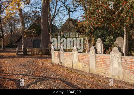 Vieux mur de cimetière avec ville natale Irmintraut en automne, Fischerhude, Basse-Saxe, Allemagne, Europe Banque D'Images