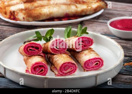 Crêpes aux pâtes et au saumon à la betterave et au fromage Banque D'Images