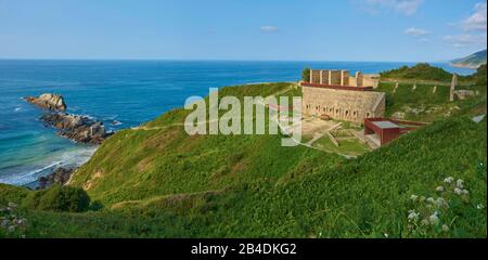 Ancien bâtiment sur la côte de Zarautz Au Chemin de Saint-jacques, Pays basque, Espagne Banque D'Images