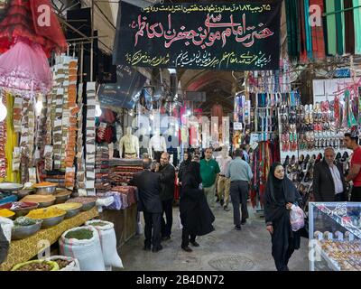 Le grand bazar de la ville d'Ispahan dans le sud de l'Iran, pris le 24 avril 2017. Le bazar (Bazar-e Qeysariyeh ou Bazar-e Bozorg) de la place Imam (Meidan-e Emam) est considéré comme l'un des bazars les plus importants et les plus actifs d'Iran et est connu pour la variété et la qualité de son artisanat. | utilisation dans le monde entier Banque D'Images