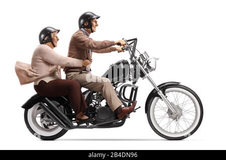 Couple senior avec casque qui monte une moto personnalisée isolée sur fond blanc Banque D'Images