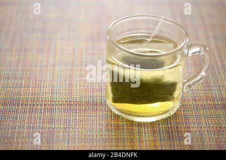 thé vert avec sachet de thé dans une tasse en verre Banque D'Images