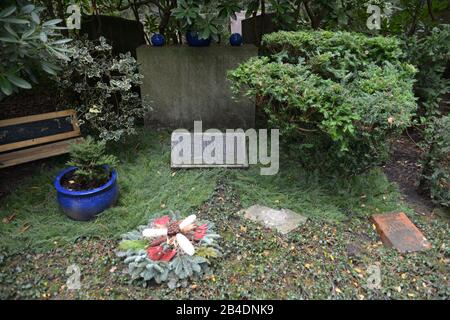 Karl Schmidt-Rottluff, Grab, Dahlem Waldfriedhof, Huettenweg, Berlin, Deutschland / Halenseestrasse 51 Banque D'Images