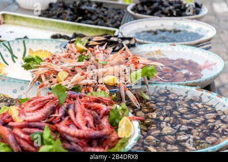 Gallipoli, Province De Lecce, Salento, Pouilles, Italie, Europe. Sur le marché aux poissons de Gallipoli Banque D'Images