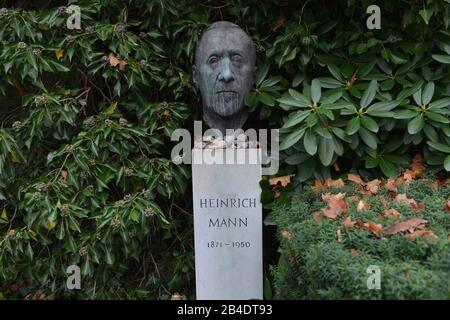 Grab, Heinrich Mann, Dorotheenstaedtischer Friedhof, Chaussestrasse, Mitte, Berlin, Deutschland / Dorotheenstädtischer Banque D'Images