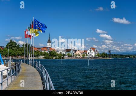 Allemagne, Bade-Wurtemberg, Bodensee, Friedrichshafen, Yachthafen Mit Altstadt Und Pfarrkirche St. Nikolaus Banque D'Images