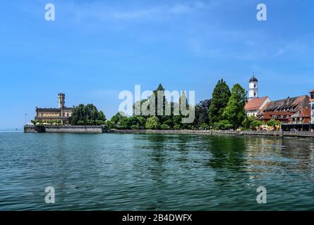 Allemagne, Bade-Wurtemberg, Bodensee, Langenargen, Seepromenade Mit Schloss Montfort Und Kirche St. Martin Banque D'Images