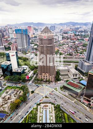 Siège de la Banque publique Menara, sur l'autoroute Jalan Ampang, Kuala Lumpur, Malaisie, Asie. Le bâtiment Menara est de 37 mètres de haut et compte 36 étages. Banque D'Images