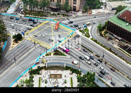 Intersection de route animée de l'autoroute Jalan Ampang et de l'autoroute Jin Yap Kwan Seng, Kuala Lumpur, Malaisie, Asie Banque D'Images