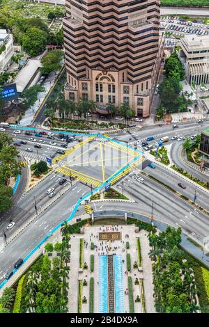 Intersection de route animée de l'autoroute Jalan Ampang et de l'autoroute Jin Yap Kwan Seng, Kuala Lumpur, Malaisie, Asie à l'extérieur de la Banque publique Menara Banque D'Images