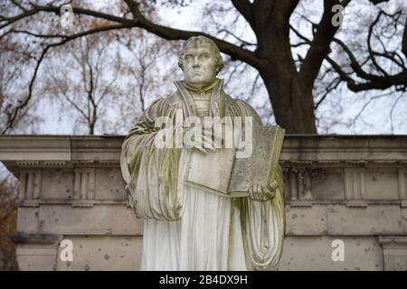 Statue, Martin Luther, Dorotheenstaedtischer Friedhof, Chaussestrasse, Mitte, Berlin, Deutschland / Dorotheenstädtischer Banque D'Images