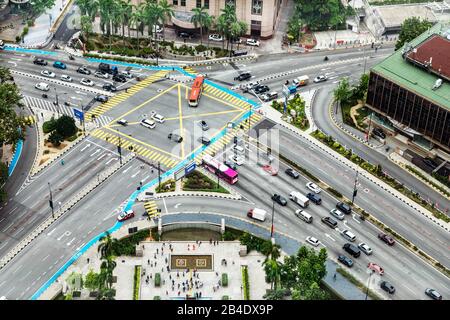 Intersection de route animée de l'autoroute Jalan Ampang et de l'autoroute Jin Yap Kwan Seng, Kuala Lumpur, Malaisie, Asie à l'extérieur de la Banque publique Menara Banque D'Images