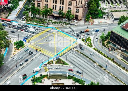 Intersection de route animée de l'autoroute Jalan Ampang et de l'autoroute Jin Yap Kwan Seng, Kuala Lumpur, Malaisie, Asie à l'extérieur de la Banque publique Menara Banque D'Images