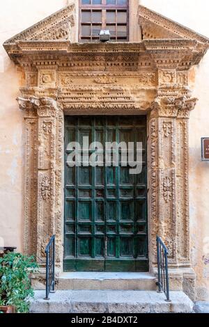 Gallipoli, Province De Lecce, Salento, Pouilles, Italie, Europe. Porte dans les rues de Gallipoli Banque D'Images