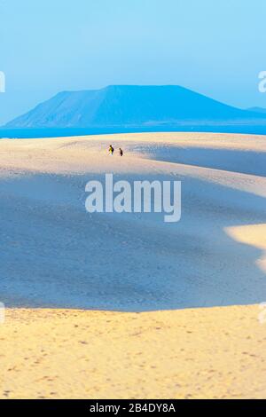 Dunes de sable de Corralejo avec l'île de Lobos en arrière-plan, Fuerteventura, îles Canaries, Espagne, Europe Banque D'Images