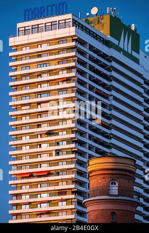 Hôtel Maritim et ancien phare, HL-Travemünde Banque D'Images