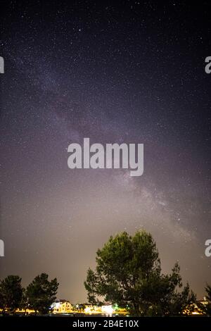 Milky Way au-dessus du village de Zaton en Croatie. Banque D'Images