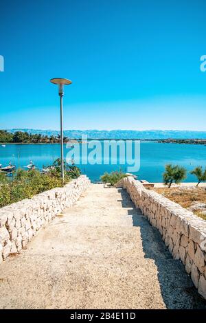 Vue sur la baie de Nin, en arrière-plan les montagnes de Velebit et le ciel bleu. Banque D'Images