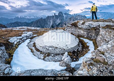 Placement d'artillerie de la première Guerre mondiale sur le plateau de Lavaredo devant Cadini di Meurina, Dolomites, Auronzo di Cadore, Belluno, Vénétie, Italie Banque D'Images