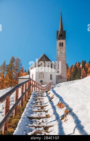 Église de Beata Vergine della Salute (Sainte vierge de la santé) dans le village de Caviola, municipalité de Falcade, à la fin de l'automne, Agordino, Dolomites, Belluno, Vénétie, Italie Banque D'Images