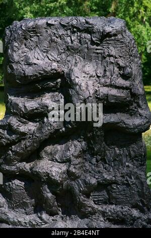 La sculpture Laokoon de Per Kirkeby à l'exposition d'art et la sculpture bisannuelle de Blickachsen dans les jardins du spa de Bad Homburg. Banque D'Images