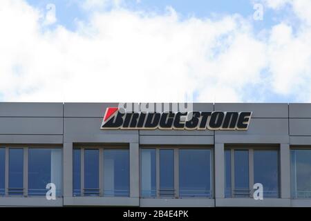 Le logo du fabricant de pneus Bridgestone sur la façade d'un bâtiment d'affaires à Bad Homburg. Banque D'Images