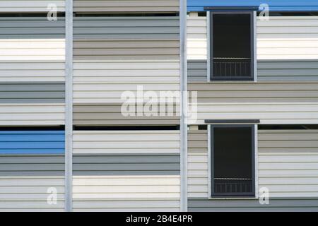 Un bâtiment industriel moderne avec différentes façades métalliques et les grilles. Banque D'Images