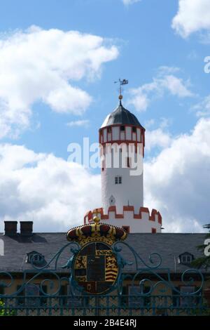 La porte avec un manteau d'armes du château Homburg siège et résidence du landgrave avec la tour blanche visible à l'extrême loin dans le bain Homburg. Banque D'Images