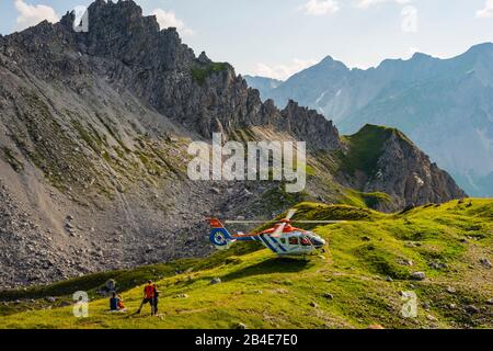 Mission de sauvetage, sauvetage aérien, fourniture d'un accident alpiniste, hélicoptère Wucher, Gallus 1, Fiderepass, Alpes d'Allgäu, Allgäu, Vorarlberg, Autriche, Europe Banque D'Images