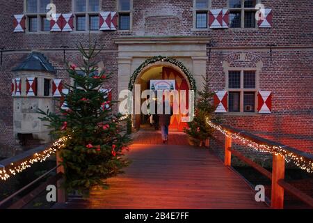 Marché de l'Avent sur le château de Schloss Raesfeld en soirée, Raesfeld, Rhénanie-du-Nord-Westphalie, Allemagne Banque D'Images