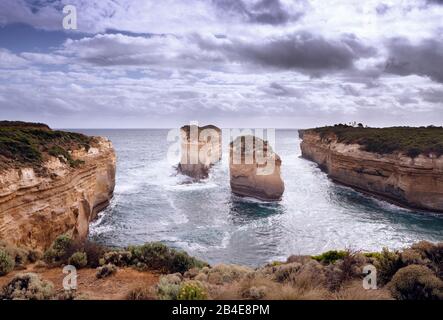 Formation de roche sur la Great Ocean Road: Island Arch vu de la 'Tom et Eva Lookout'. Situé entre Loch Ard gorge et Razorback Banque D'Images