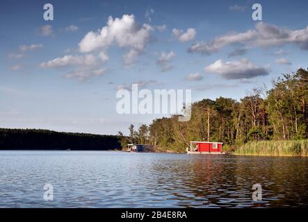 Péniche sur les rives d'un lac d'Allemagne de l'est. Été, eau calme, ambiance de soirée, vacances Banque D'Images