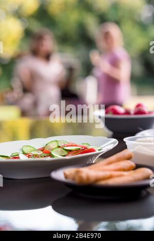 Satalt et saucisses sur plaques, barbecue Banque D'Images