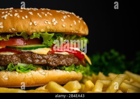 Hamburger de bœuf juteux avec côtelette, oignon, légumes.hamburger isolé Banque D'Images