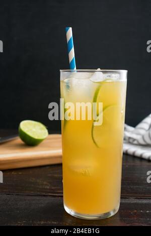 Thé glacé au citron vietnamien (Tra Chanh Hanoi) : thé glacé vert avec jus de citron sucré au miel et garni de tranches de citron vert Banque D'Images