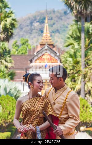 Laos, Luang Prabang, Palais Royal, couple de mariage dans les vêtements laotiens traditionnels, pas de libération Banque D'Images