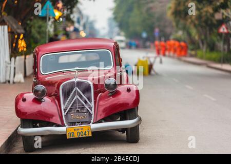 Le Laos, Luang Prabang, Sisavangvong Road, 1950-era vintage French Citroen Traction Avant voiture Banque D'Images