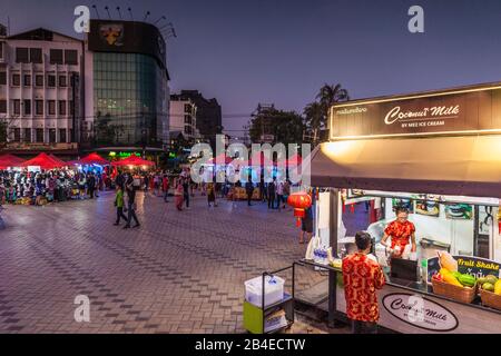 Laos, Vientiane, marché nocturne du fleuve Mékong, vendeurs de nourriture, pas de rejets Banque D'Images