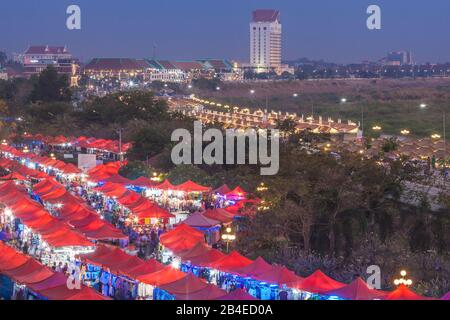 Le Laos, Vientiane, Riverfront Mékong Marché de nuit, high angle view, dusk Banque D'Images
