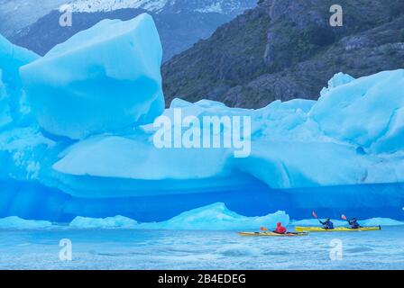 Des kayakistes palangent parmi les icebergs, le parc national de Torres del Paine, la Patagonie, le Chili, l'Amérique du Sud Banque D'Images