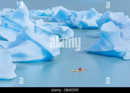 Kayakiste pagayant parmi les icebergs, parc national de Torres del Paine, Patagonie, Chili, Amérique du Sud Banque D'Images