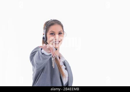 Bel agent immobilier souriant et en train de remettre les clés de la maison Banque D'Images