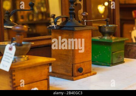 Anciens Trésors Trouvés Dans Le Magasin Antique Banque D'Images